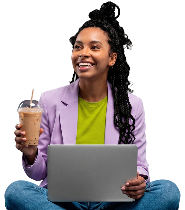 Estudante sorrindo com café gelado e notebook