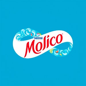 logo da marca molico em vermelho, com borda branca e fundo azul claro