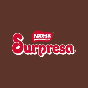 logo de Surpresa aplicado em fundo marrom